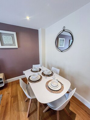 London's Refined 2 Bedroom with FREE Wi-Fi flat a few steps from The Oval