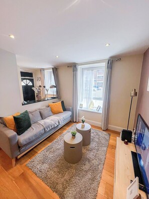 London's Refined 2 Bedroom with FREE Wi-Fi flat a few steps from The Oval