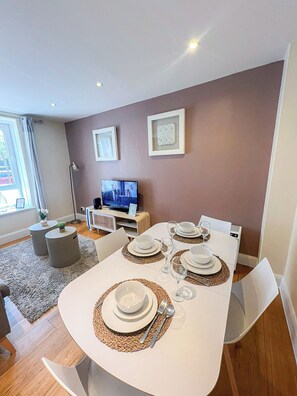 London's Refined 2 Bedroom with FREE Wi-Fi flat a few steps from The Oval