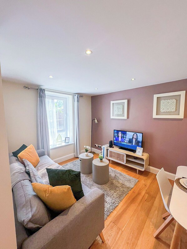 London's Refined 2 Bedroom with FREE Wi-Fi flat a few steps from The Oval