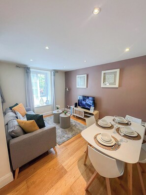 London's Refined 2 Bedroom with FREE Wi-Fi flat a few steps from The Oval