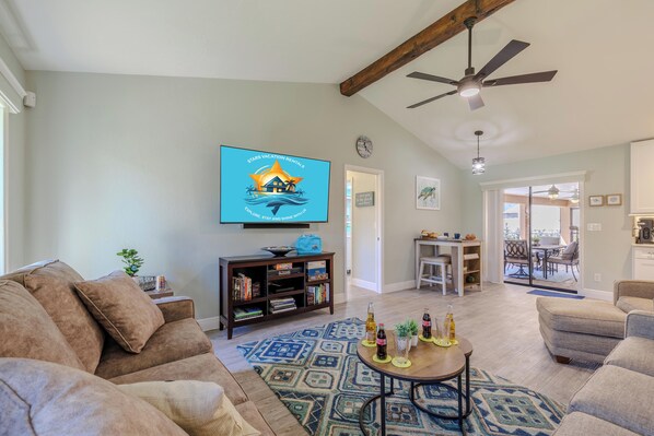 Living Comfort - - Unwind in this cozy living room with plush seating & a smart TV for endless entertainment
- Perfect for streaming your favorite shows, movie nights, or casual chats with loved ones
- Warm & inviting space to relax, connect & make lasting memories