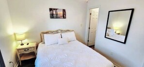 Queen bed, en suite full bathroom, closet space, ceiling fan & in-room Roku TV