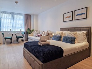 Londons Studio Apartments with FREE High-Speed Wi-Fi steps from Regent's Park
