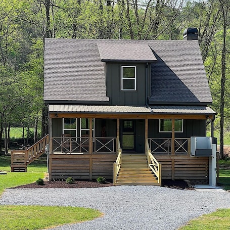 Front of the cabin with a lift for easy access.