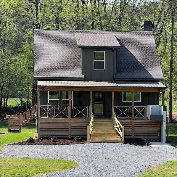 Front of the cabin with a lift for easy access.