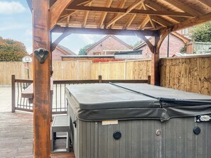 Hot tub | Meadow House, Swansea