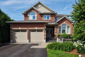 Gorgeous front entrance and 4 car driveway for parking