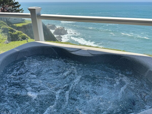 Outdoor spa tub
