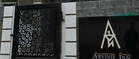 Vista frontal de la propiedad
