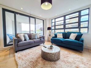 London's 3 Bedroom flat with Private Balcony & Lift few steps from Regent's Park