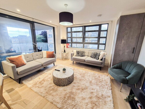 London's 3 Bedroom flat with Private Balcony & Lift few steps from Regent's Park