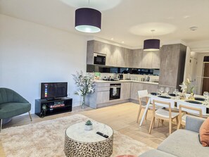 London's 3 Bedroom flat with Private Balcony & Lift few steps from Regent's Park