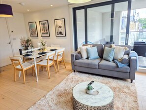 London's 3 Bedroom flat with Private Balcony & Lift few steps from Regent's Park