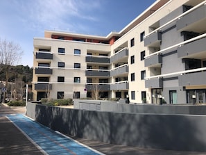 Vista frontal de la propiedad