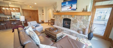Beautiful Ski-in Ski-out vacation condo at Lone Eagle