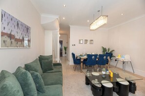 3 Bedroom House with spacious back garden & FREE Parking in Ilford, Barking
