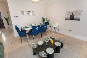 3 Bedroom House with spacious back garden & FREE Parking in Ilford, Barking
