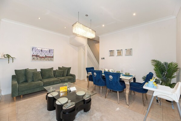 3 Bedroom House with spacious back garden & FREE Parking in Ilford, Barking

