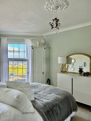 Pretty bedroom with Sea View