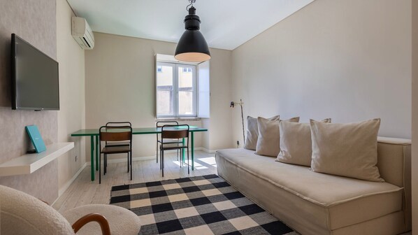 Experience city living in this modern, airy apartment, filled with light and thoughtful design.
#design #modern #decor #portugal #pt #lisbon