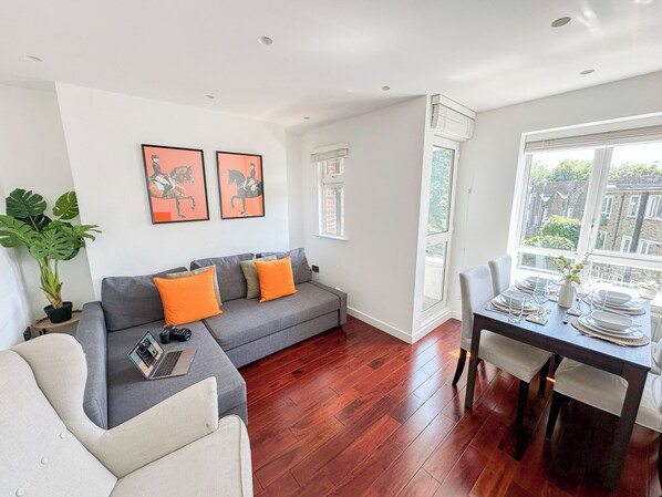 2-bedroom flat with FREE Wi-Fi & private balcony near Islington Canonbury 
