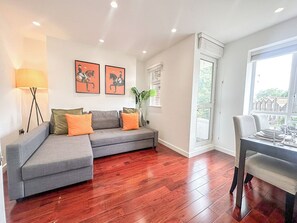 2-bedroom flat with FREE Wi-Fi & private balcony near Islington Canonbury 
