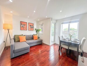 2-bedroom flat with FREE Wi-Fi & private balcony near Islington, Canonbury 
