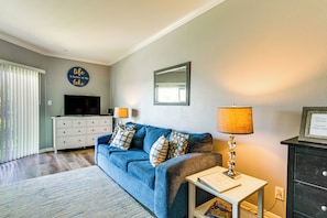 Living Room | Free WiFi | Central Heating & A/C | Smart TV | Sleeper Sofa
