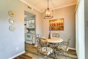 Dining Area | Dishware/Flatware Provided