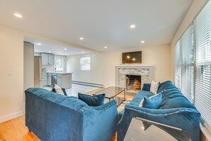 Living Room | 1st Floor | Smart TV | Breakfast Nook | Free WiFi