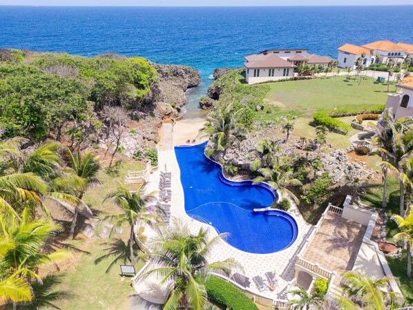 Keyhole Bay is the premier residential location in Roatan with huge pool, small private beach and direct access through the "keyhole" to amazing snorkeling and diving!