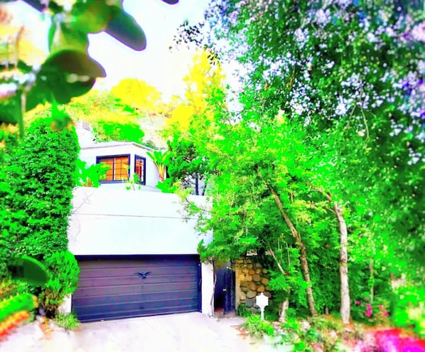 ENCHANTING HOLLYWOOD HILLS OASIS+TREE-TOP VIEWS+GARDEN+GUEST HOUSE+FREE GARAGE