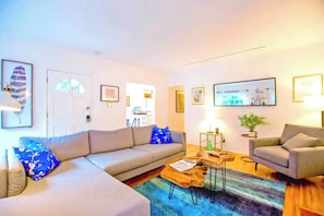 HOLLYWOOD HILLS OASIS+TREE-TOP VIEWS+DECK+GARDEN+GARAGE: 4 BEDS/3BATHS/SLEEPS 10