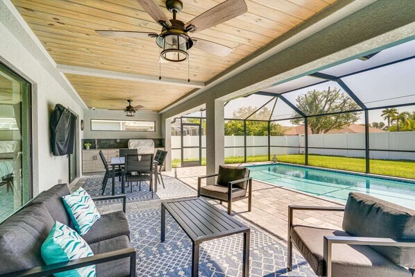 Pool w/outdoor kitchen