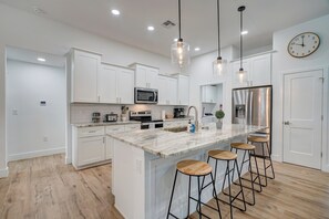 Kitchen w/island