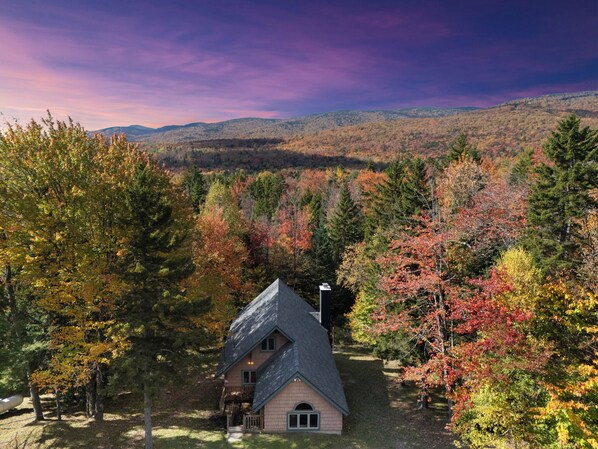 Updated ski chalet, in the mountains of southern Vermont, 1 minute from Mt Snow