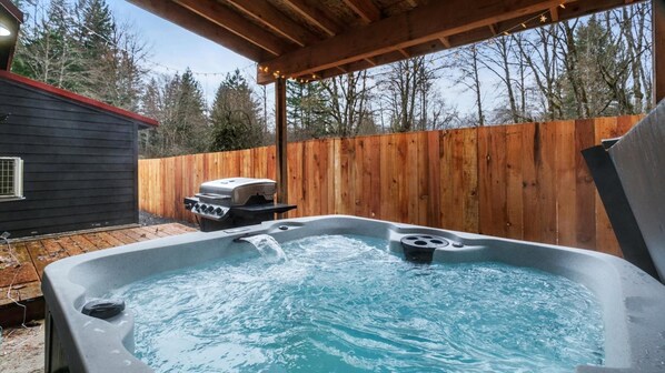 Outdoor spa tub