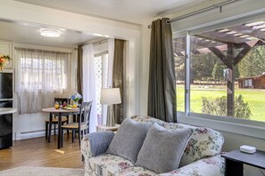 Living Room | Free WiFi | Central Heating & Air Conditioning