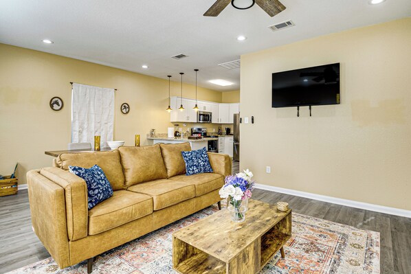 Montgomery Vacation Rental | 2BR | 2BA | 900 Sq Ft | 1 Step Required