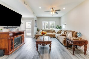 Living Room | Central A/C & Heating | Smart TV w/ Cable | Fireplace