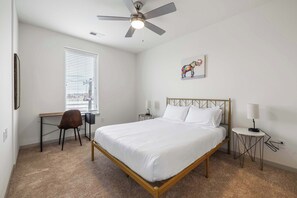 Bedroom 1 - Queen bed