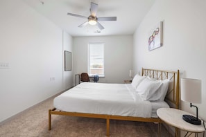 Bedroom 1 - Queen bed