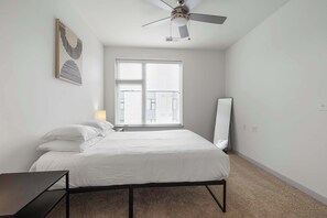 Bedroom 1 - Queen bed