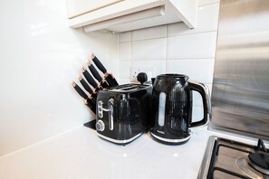 London's 2-Bedroom with Free Wi-Fi flat in Shepherd's Bush, near Hammersmith
