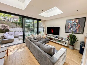 2 Bedroom flat with private patio & firepit in Shepherds Bush, Near Hammersmith
