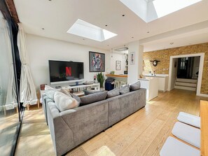 2 Bedroom flat with private patio & firepit in Shepherds Bush, Near Hammersmith
