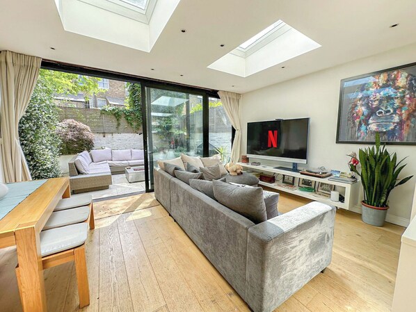 2 Bedroom flat with private patio & firepit in Shepherds Bush, Near Hammersmith

