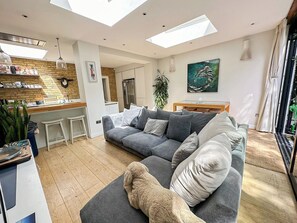 2 Bedroom flat with private patio & firepit in Shepherds Bush, Near Hammersmith
