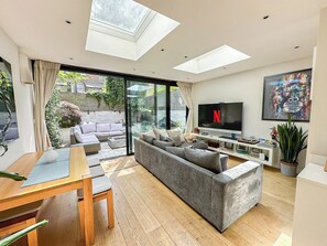 2 Bedroom flat with private patio & firepit in Shepherds Bush, Near Hammersmith
